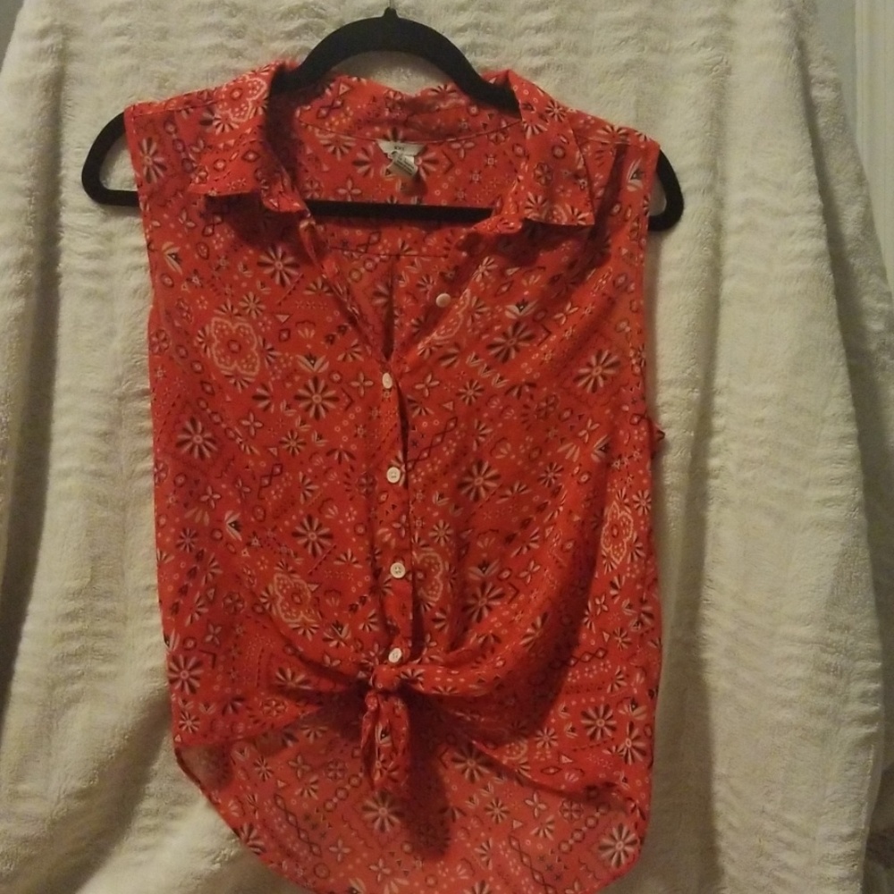 Sleeveless front-tie top